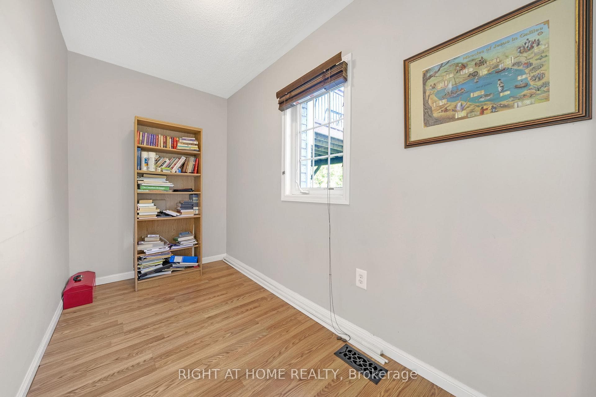 906 Bourne Crescent photo 13