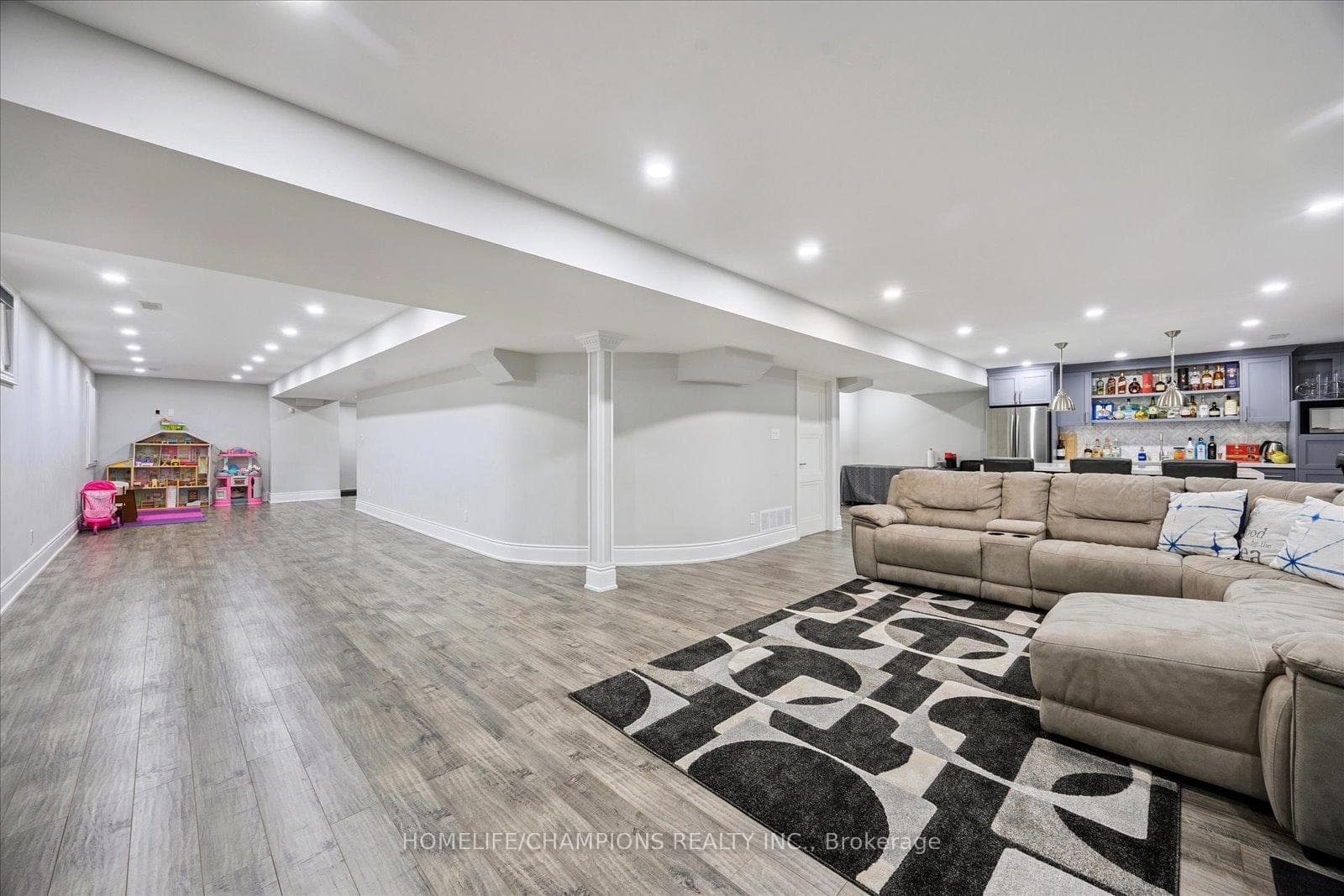 1612 Sandhurst Crescent photo 37
