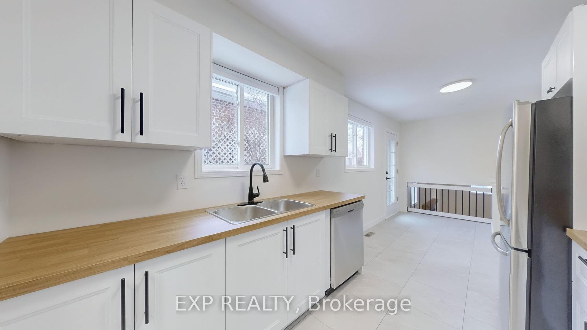11 Avonmore Crescent photo 1