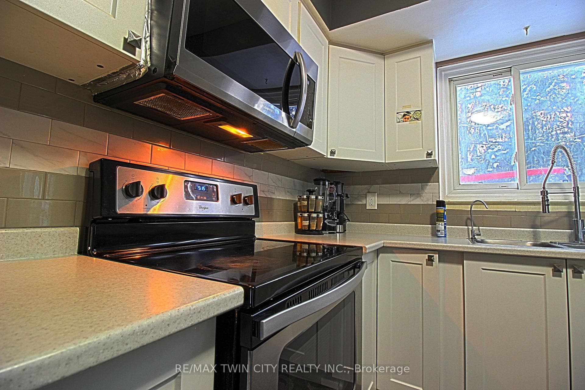 299D Bluevale Street Unit 10 photo 15
