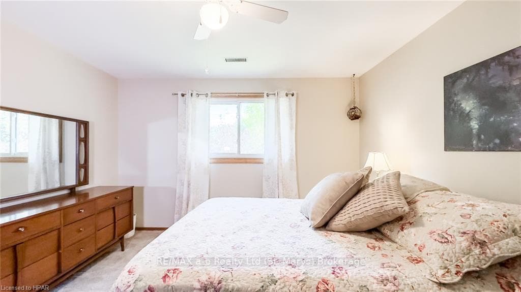 3 SPARLING Crescent photo 32