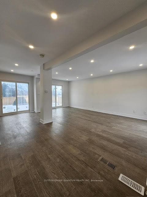 2084 Hunt Crescent photo 5