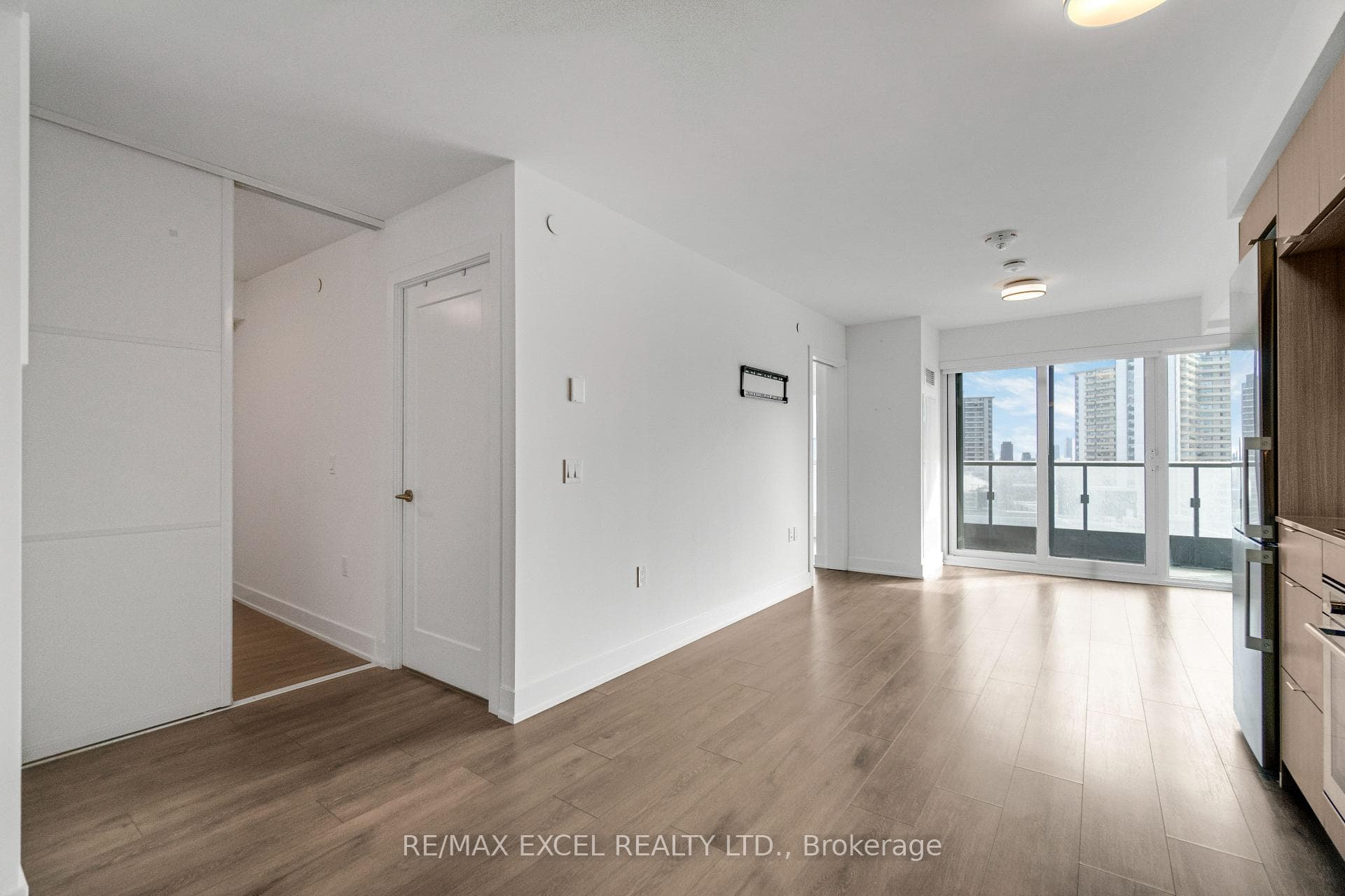 585 Bloor Street Unit 1720 photo 25