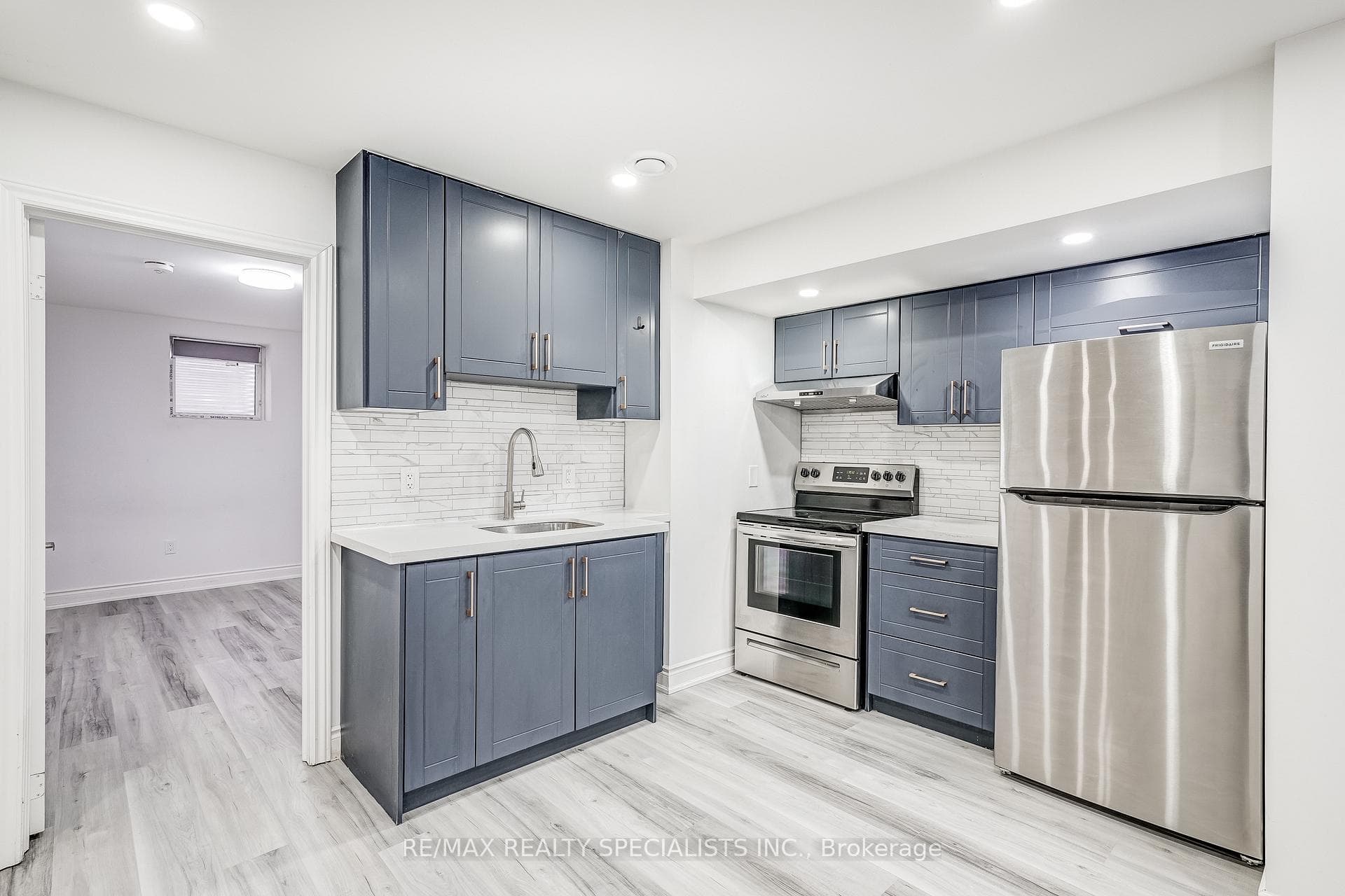 1 Huron Lane photo 8
