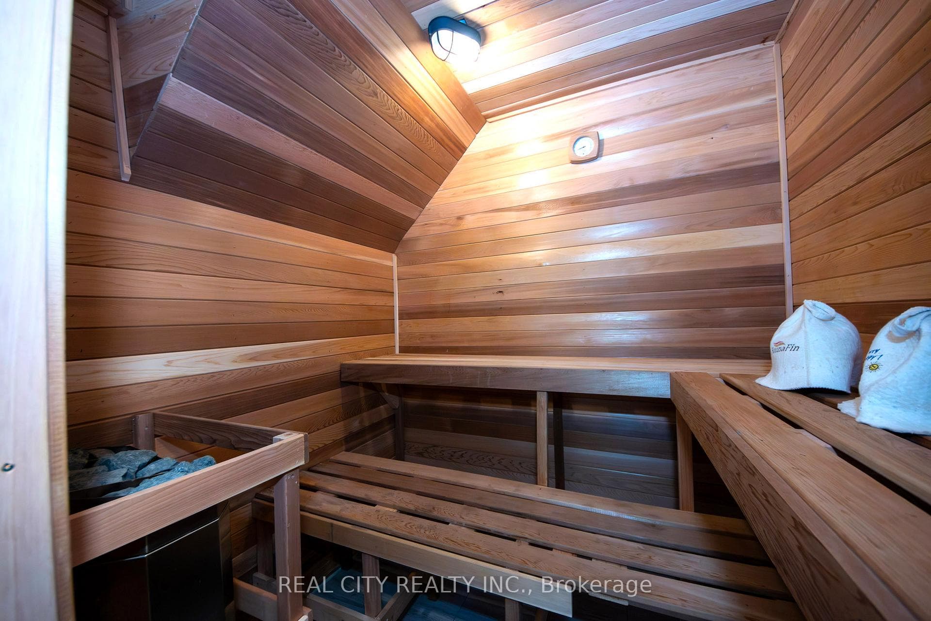 662 Byngmount Avenue photo 33
