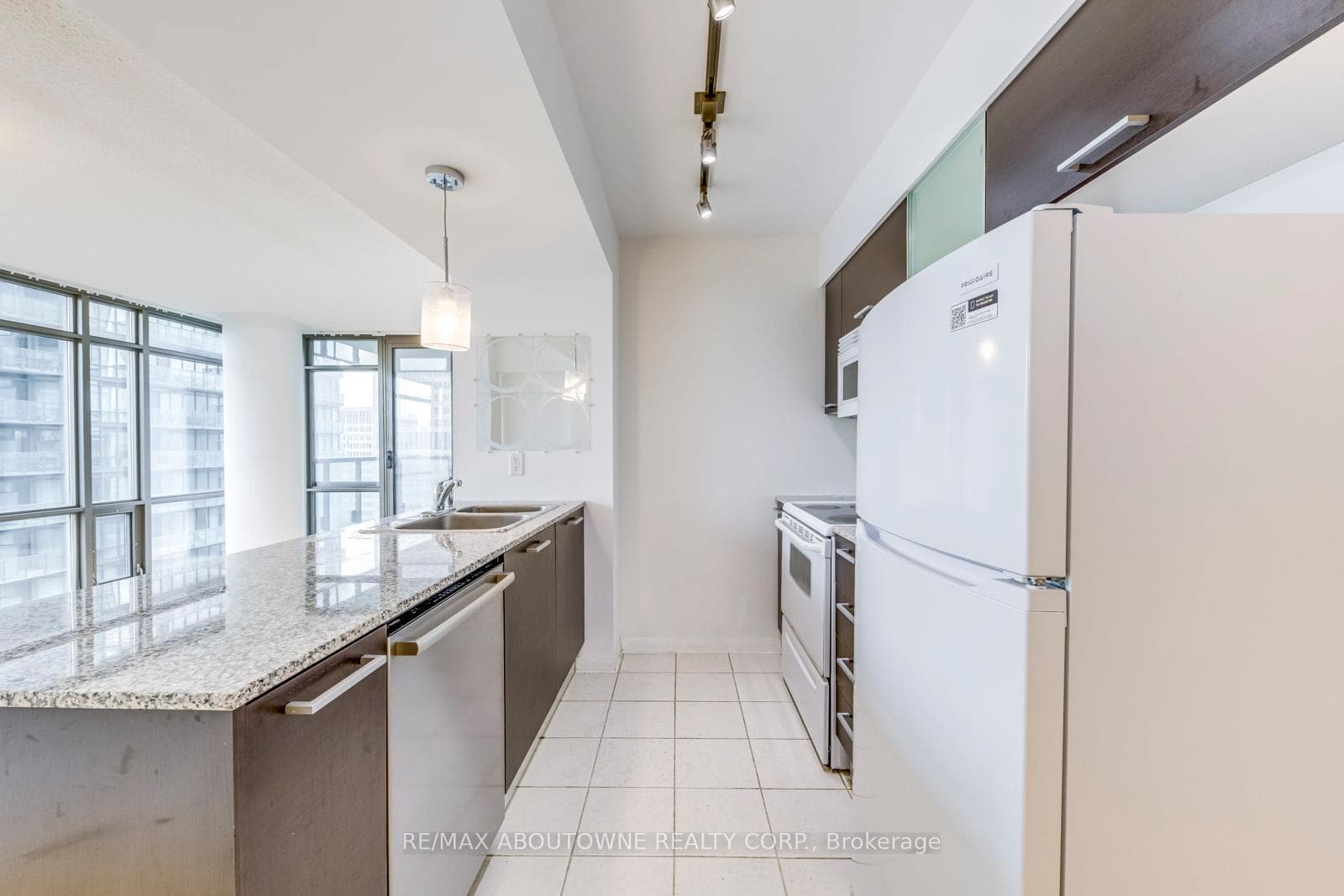 38 Grenville Street Unit 1502 photo 4