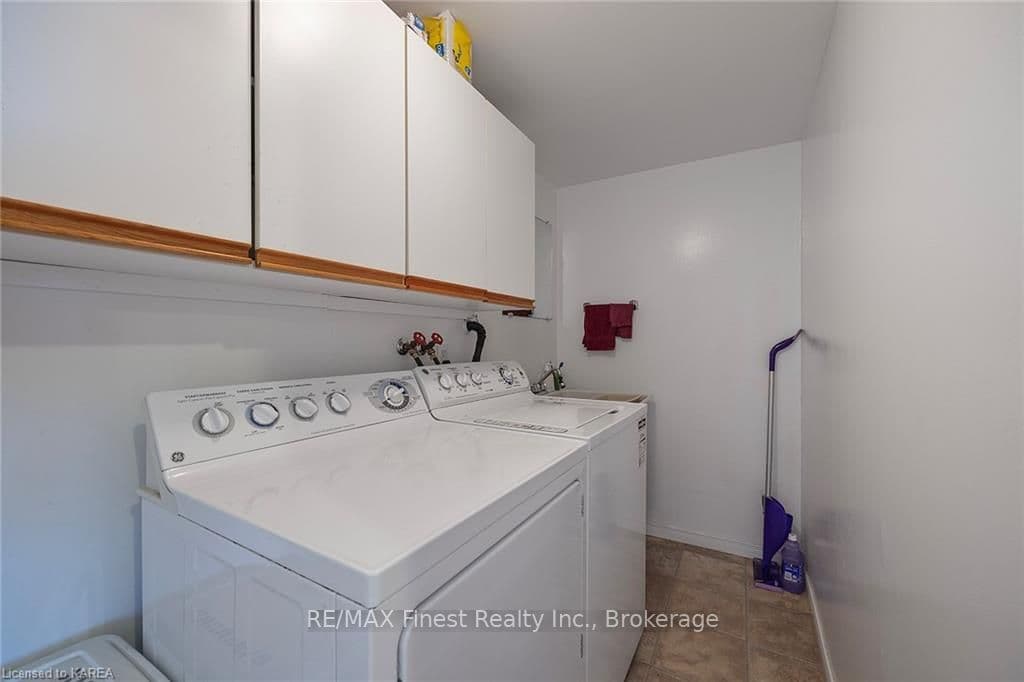 943 PEMBRIDGE Crescent photo 30