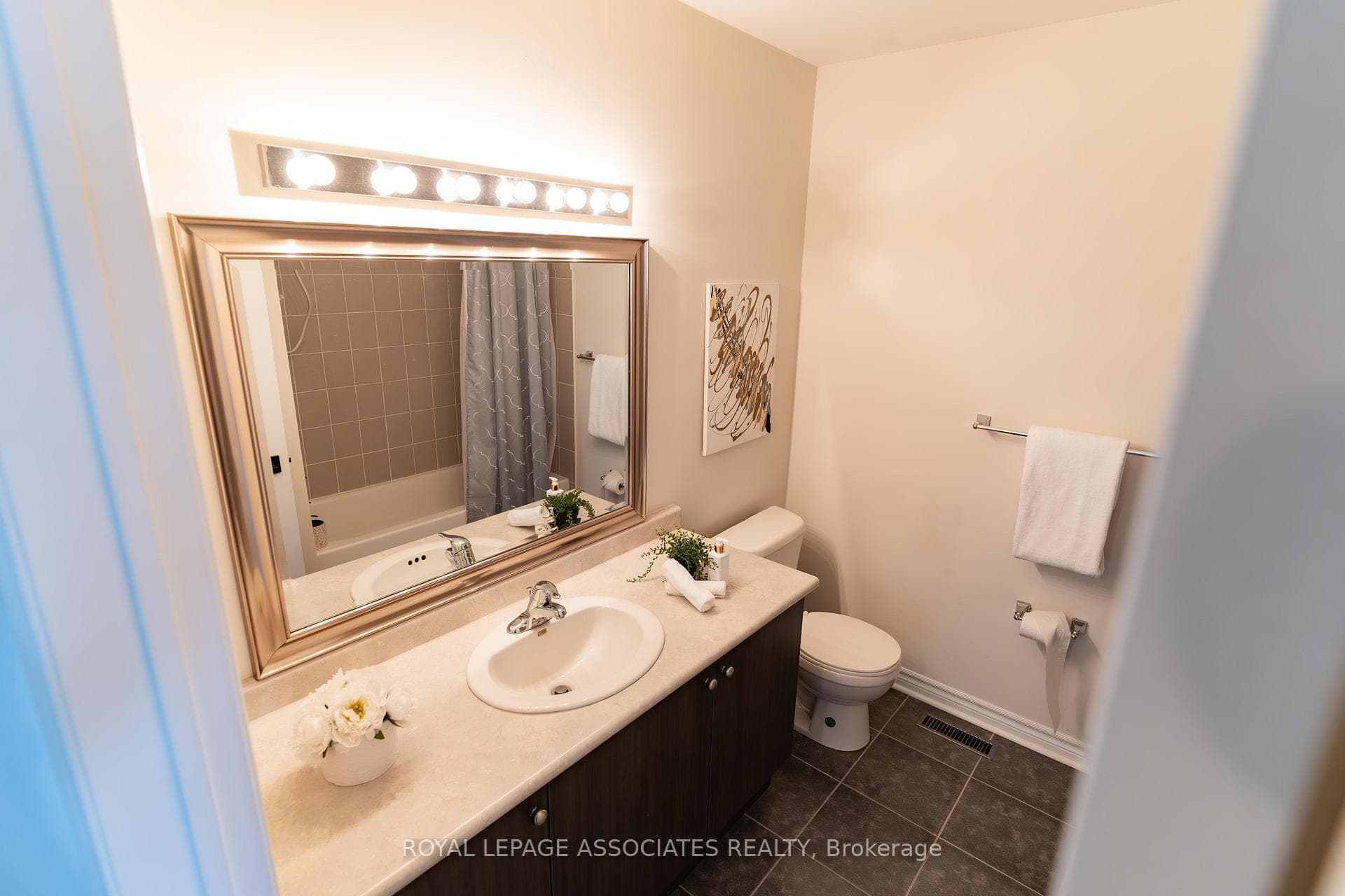 52 Adanac Drive photo 27