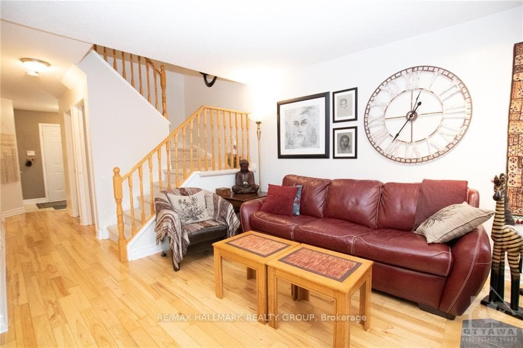 96 HUNTERS GLEN Crescent photo 12
