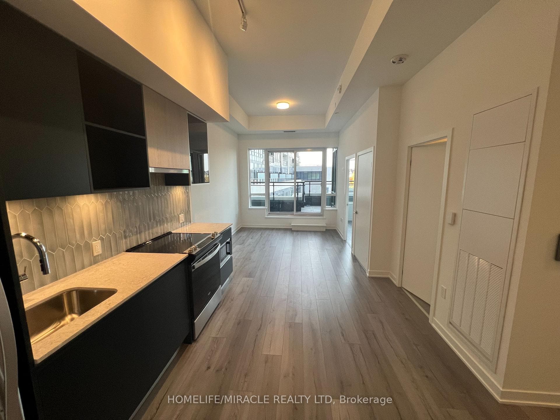 395 Dundas Street Unit 202 photo 1