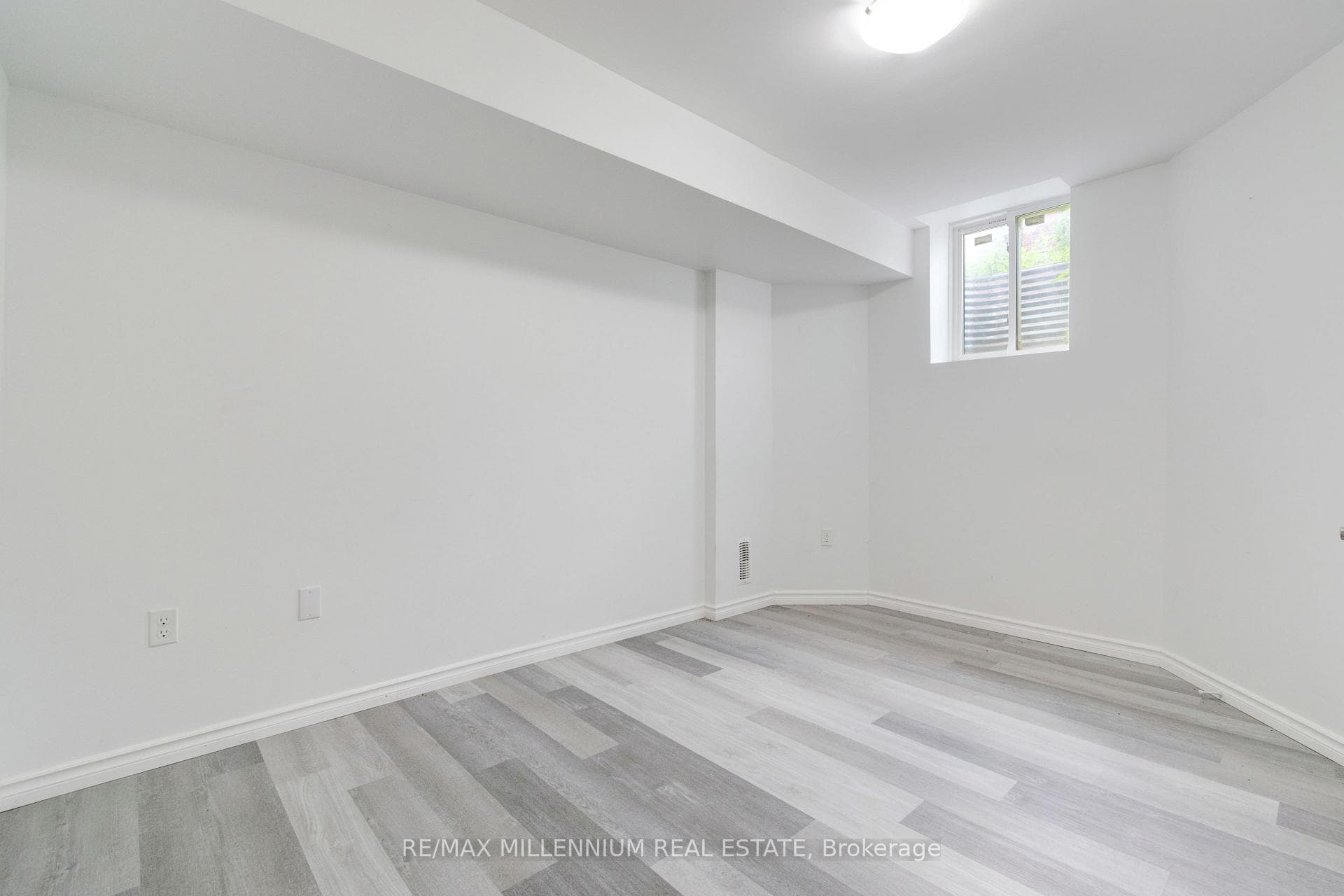481 Bessborough Drive photo 27