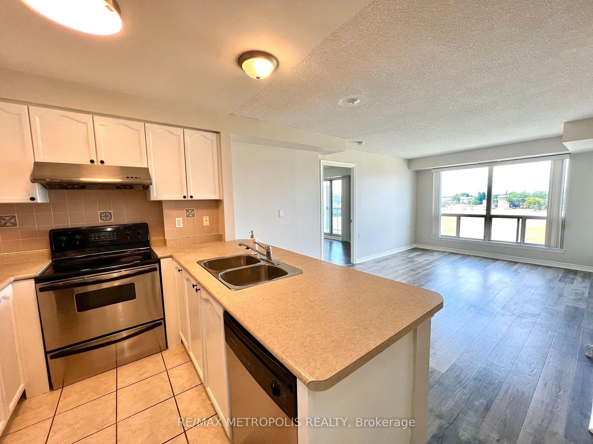 1030 Sheppard Avenue Unit 401 photo 2