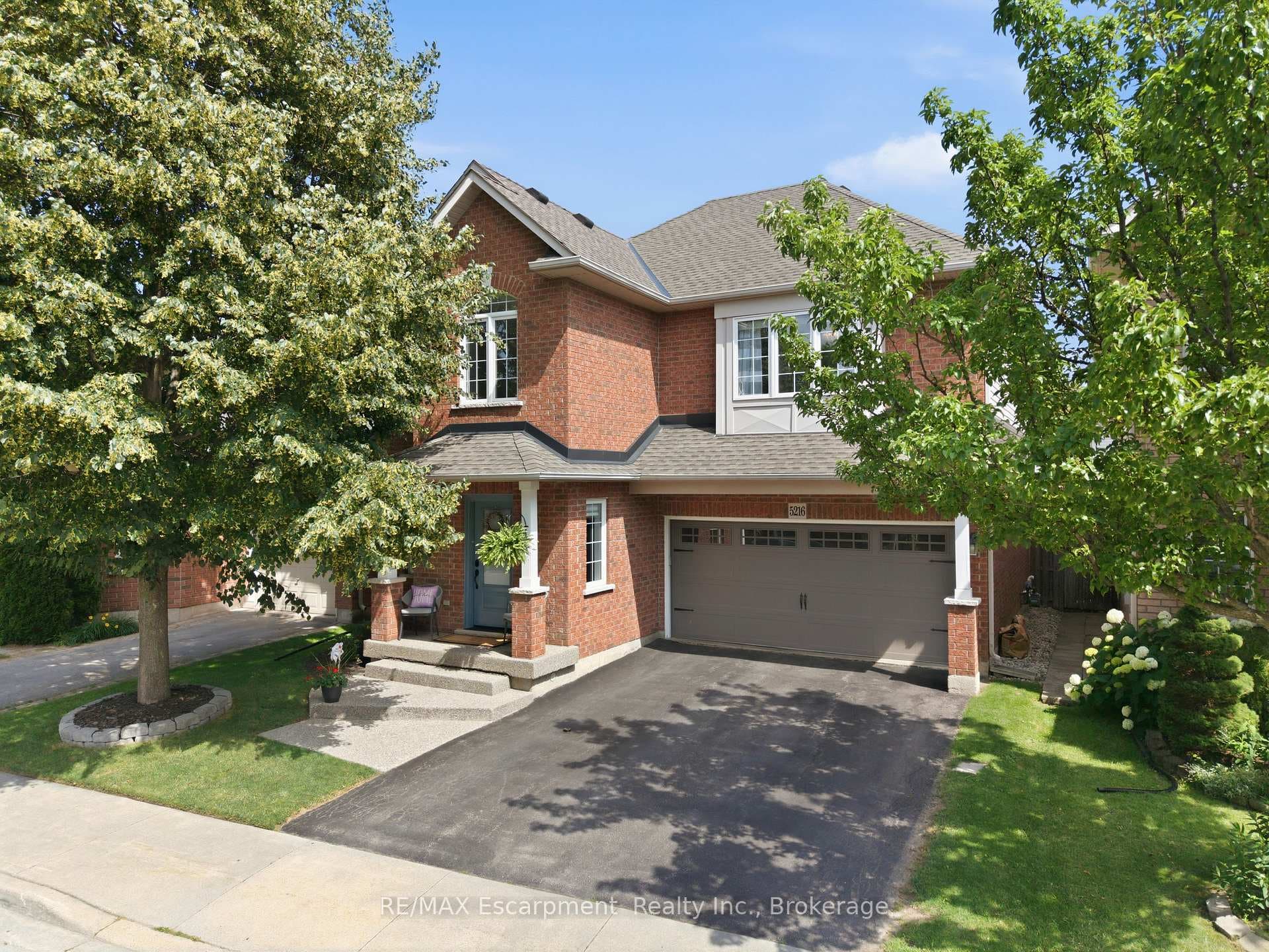 5216 Garland Crescent photo 2
