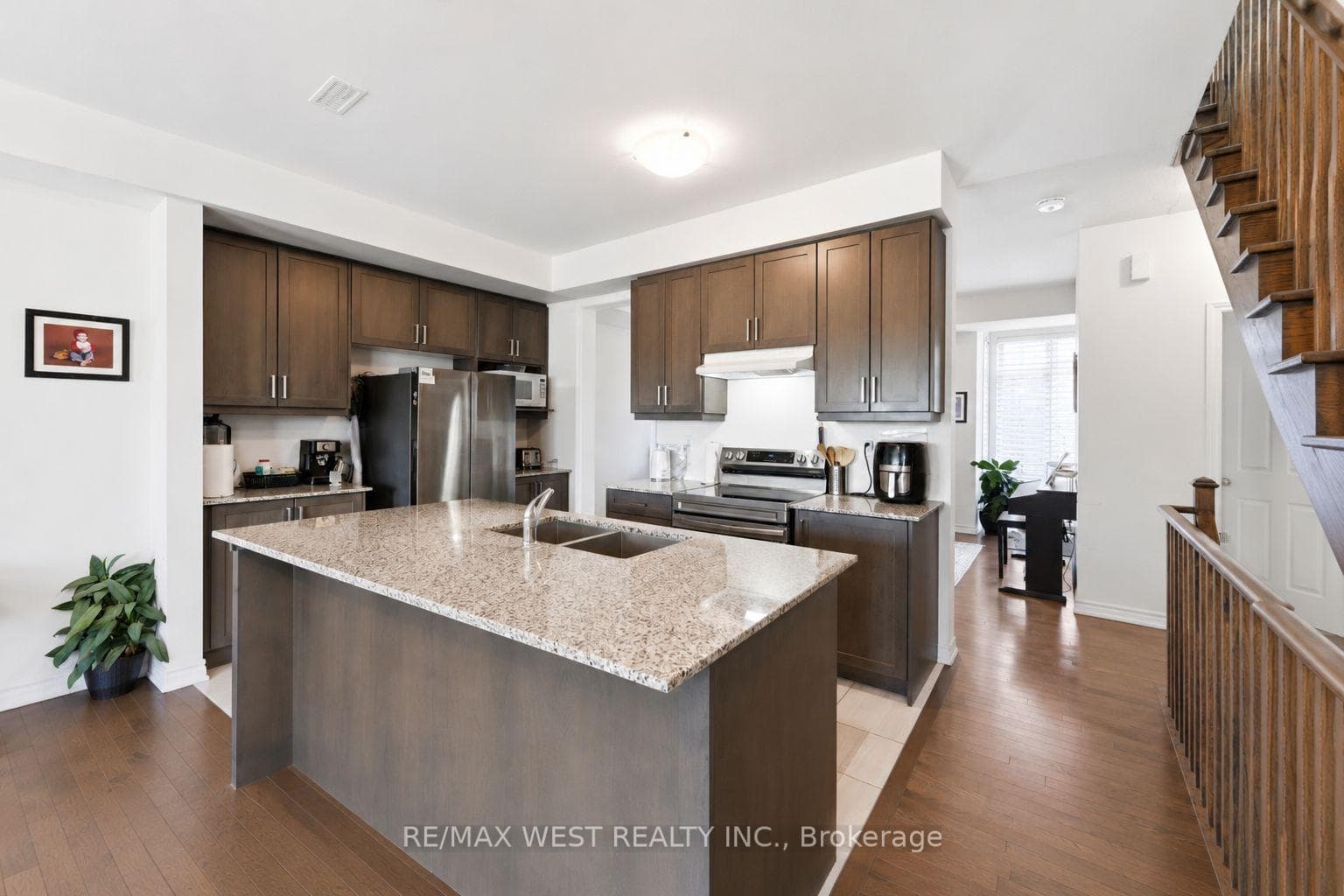 55 Holyrood Crescent photo 11