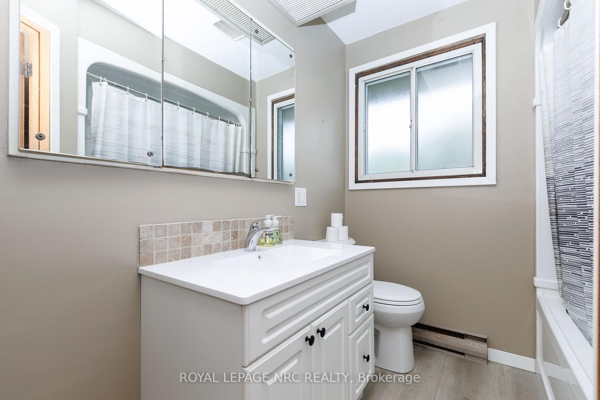 Bathroom 3 pieces