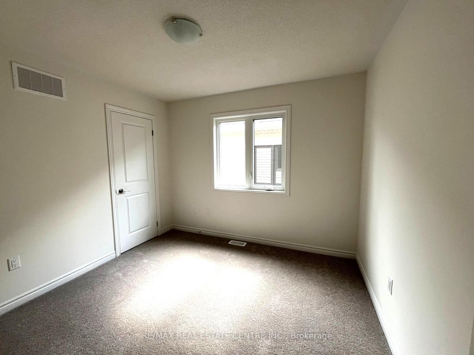 60 Phoenix Boulevard photo 29
