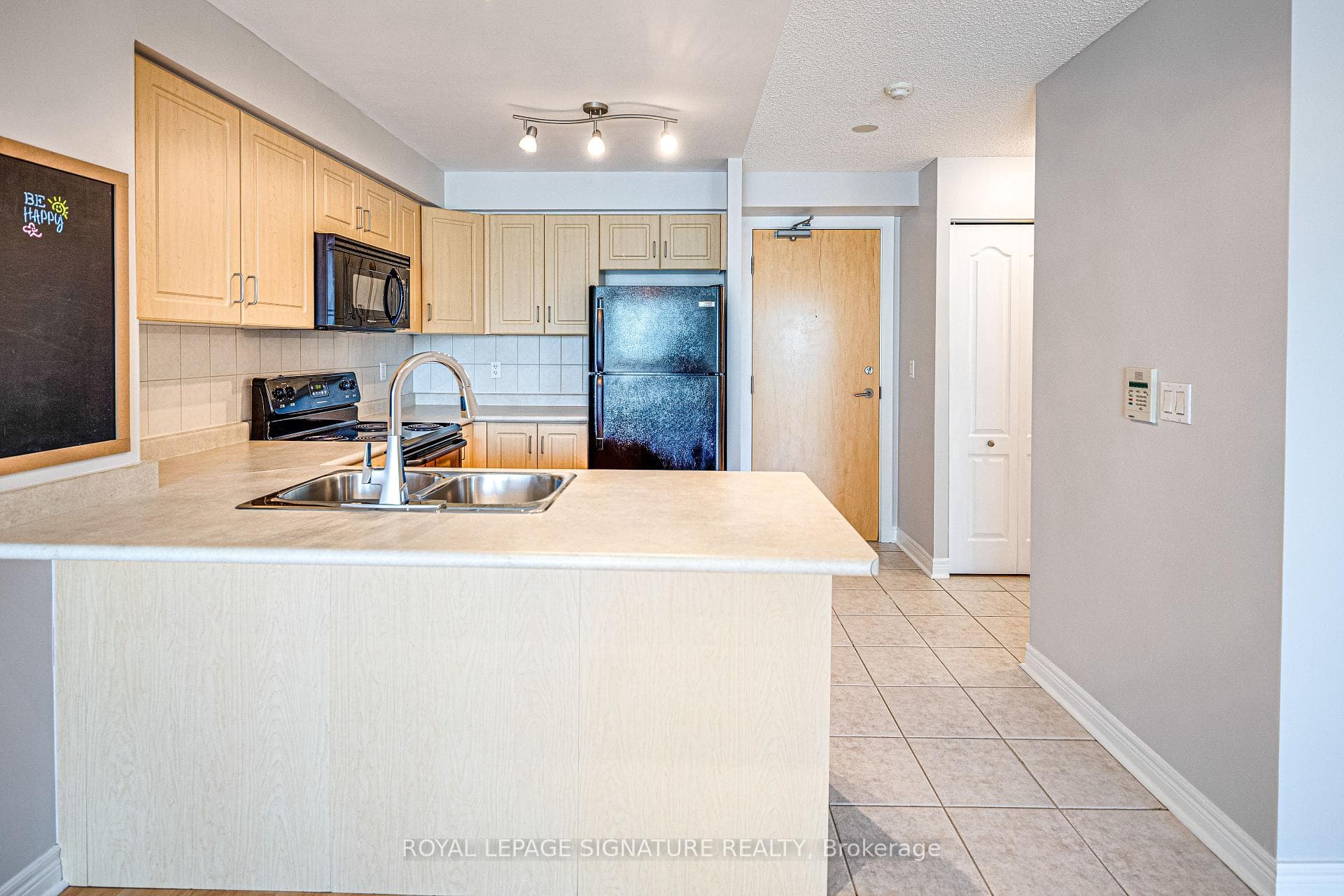 212 Eglinton Avenue Unit 402 photo 3