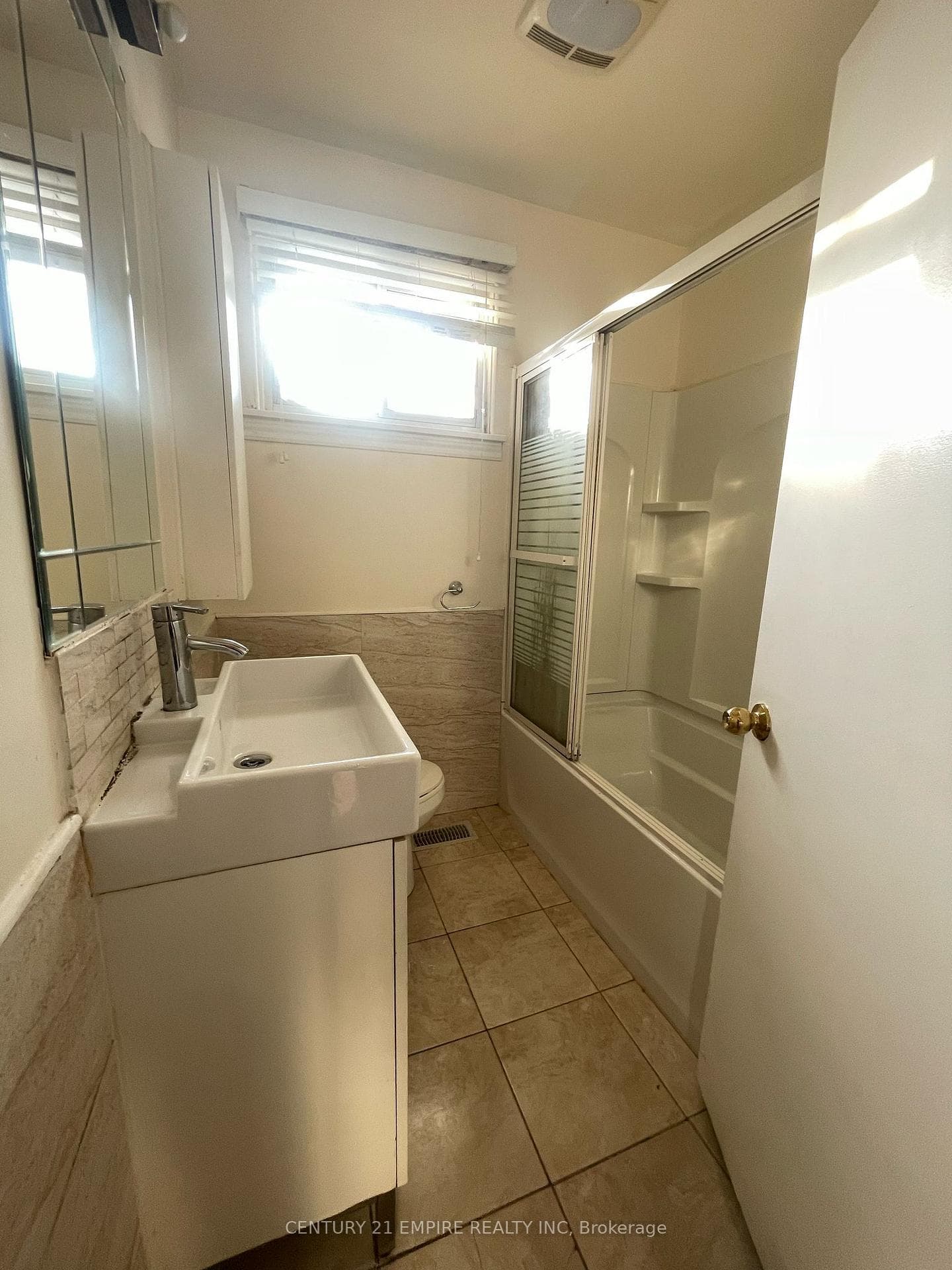 40 Sanford Crescent Unit Upper photo 9