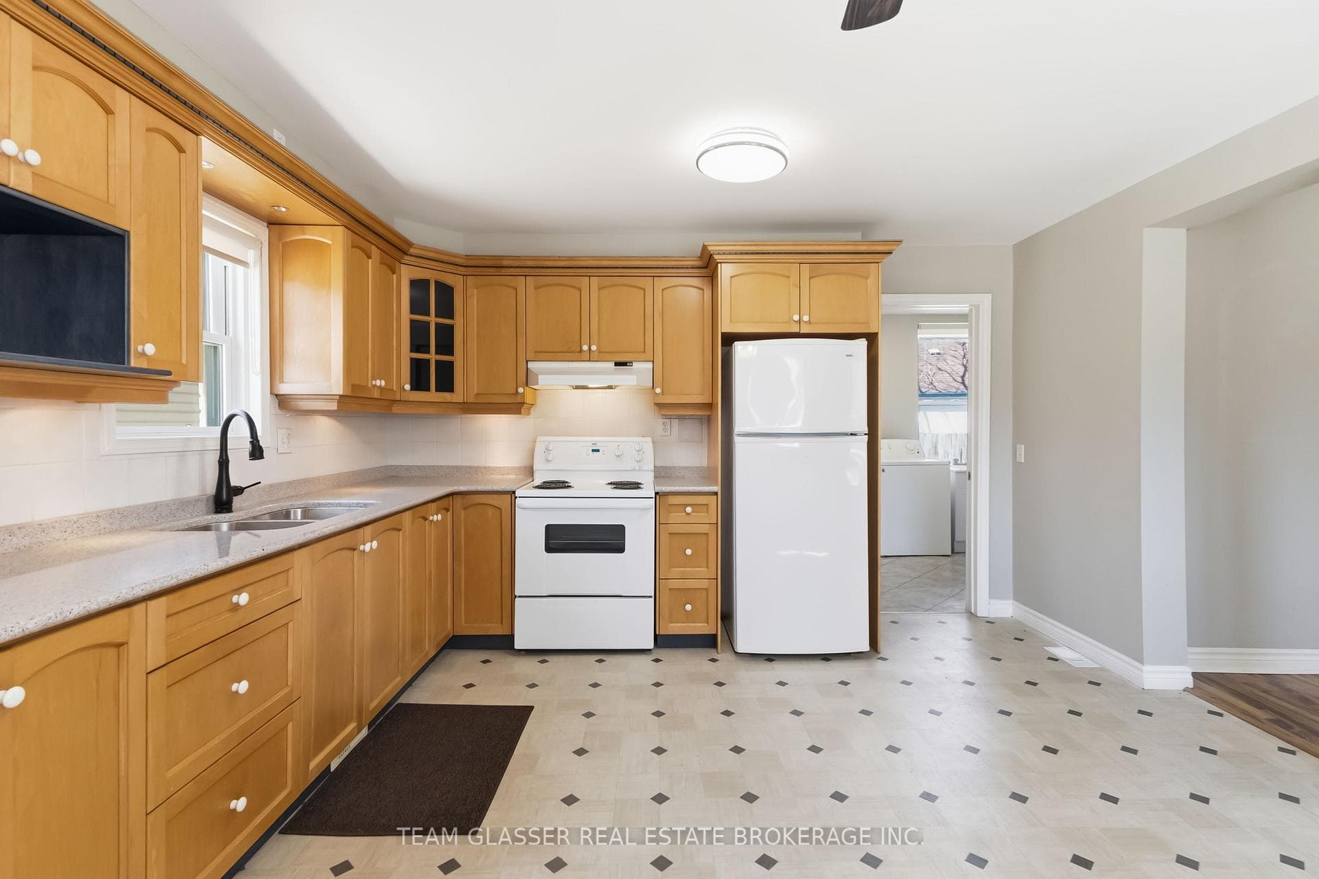 208 ELLOR Street photo 10