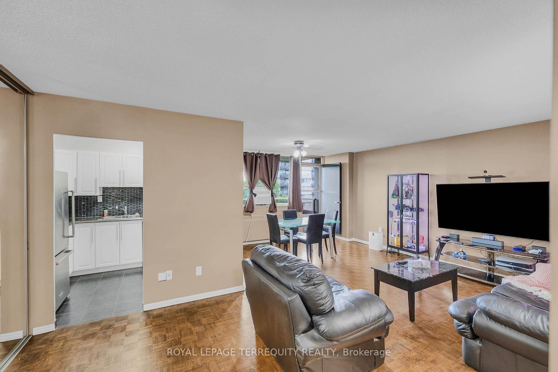 180 Markham Road Unit 816 photo 7