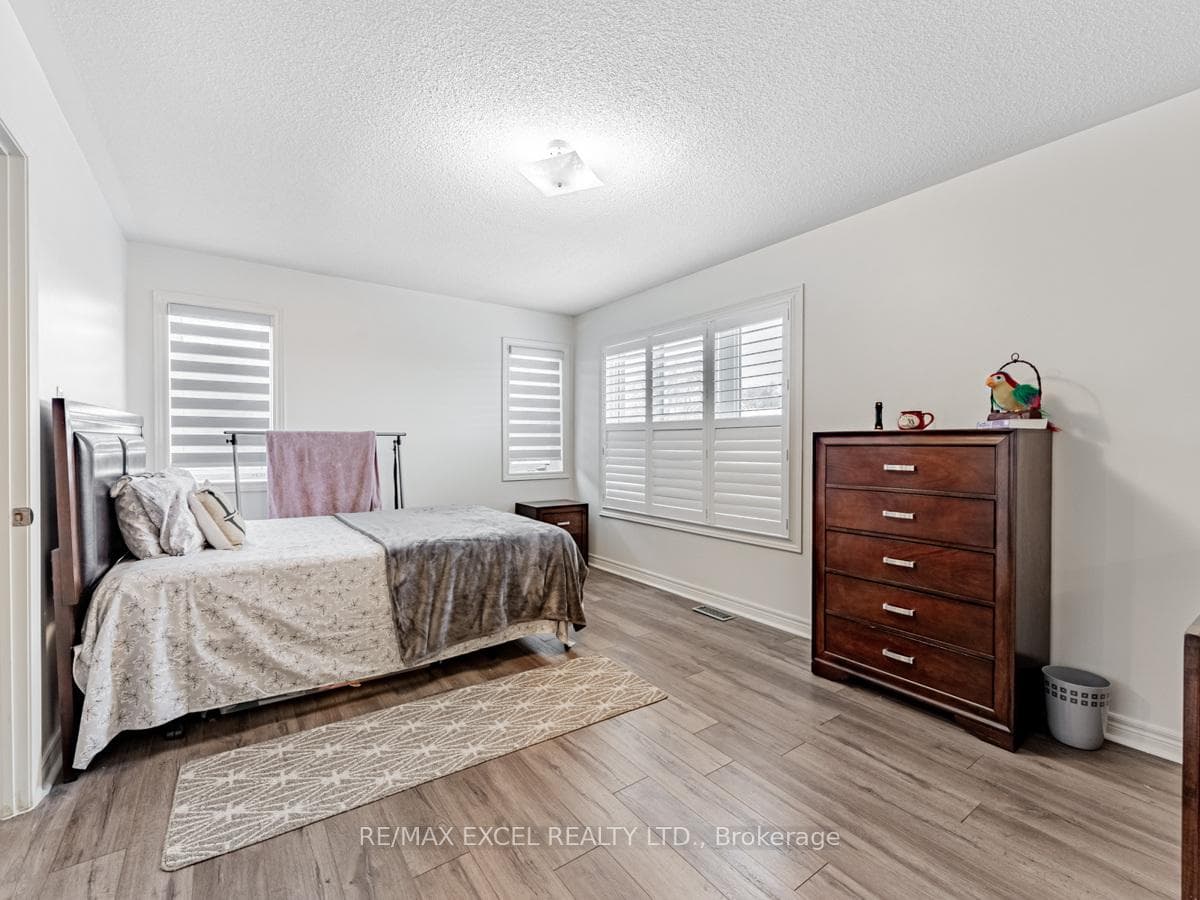 8 Mastwood Crescent photo 19