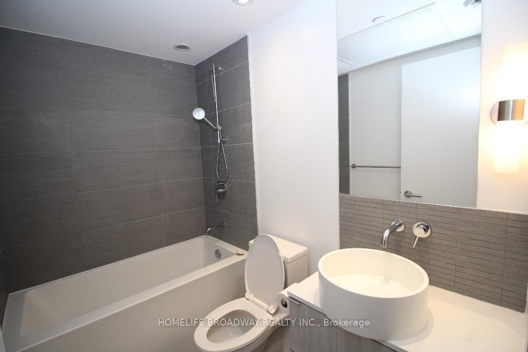 161 Roehampton Avenue Unit 627 photo 6