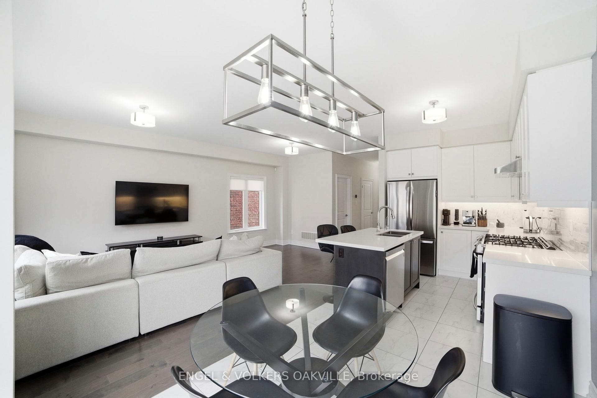 183 Sutherland Avenue photo 8