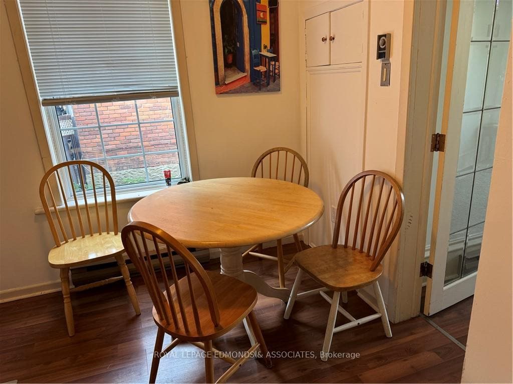 394 MOFFAT Street photo 8