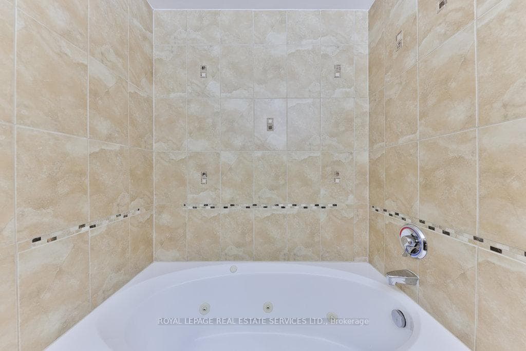 2511 Lakeshore Road Unit 810 photo 27