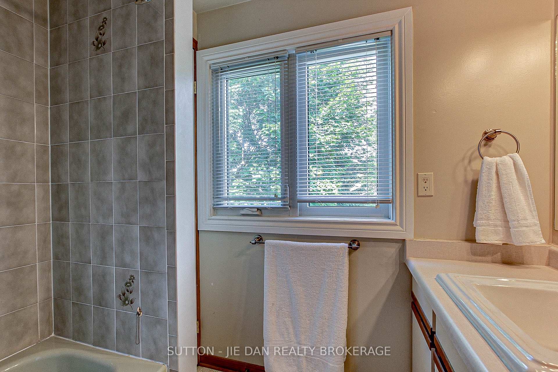 35 Nanette Crescent photo 24