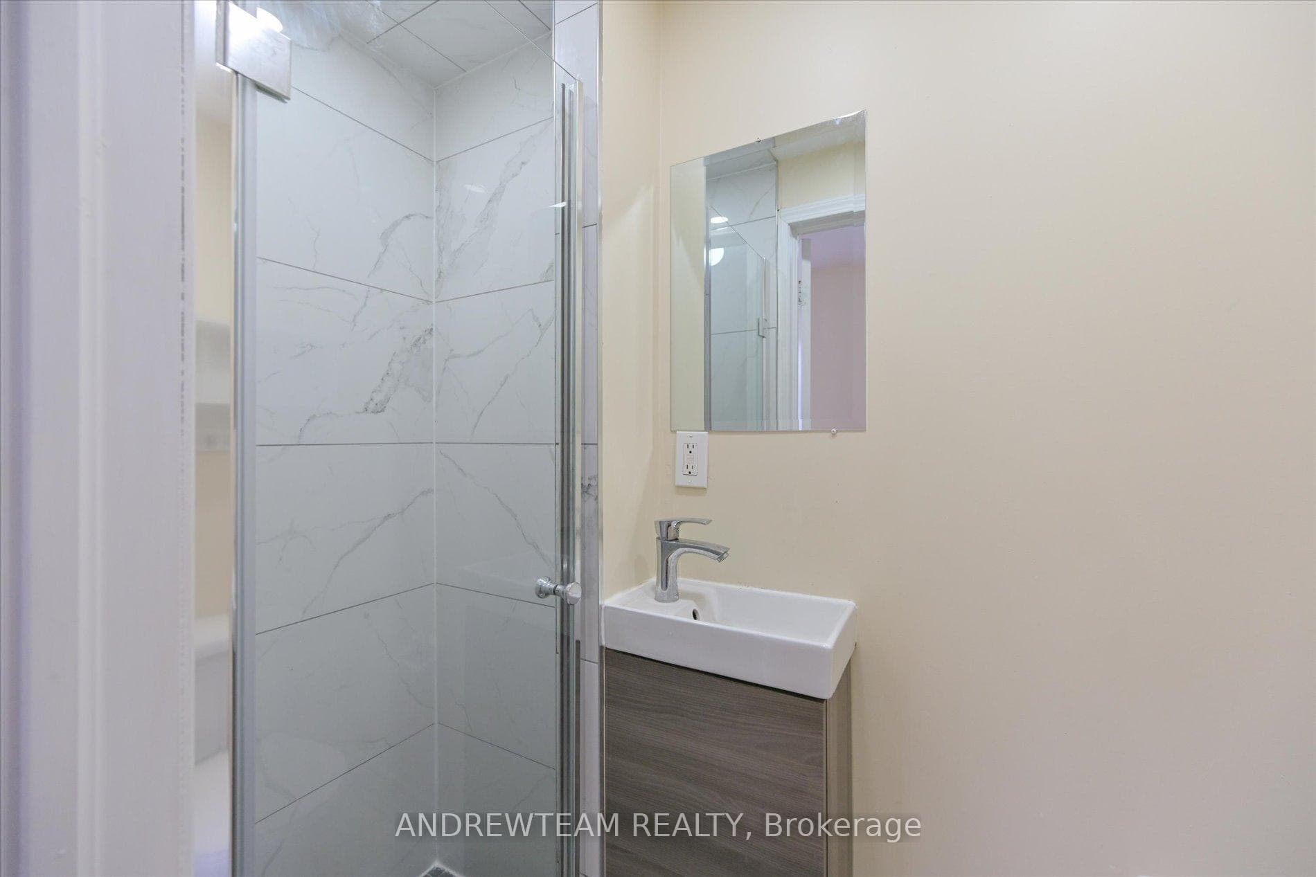 1075 Ellesmere Road Unit 1 photo 28