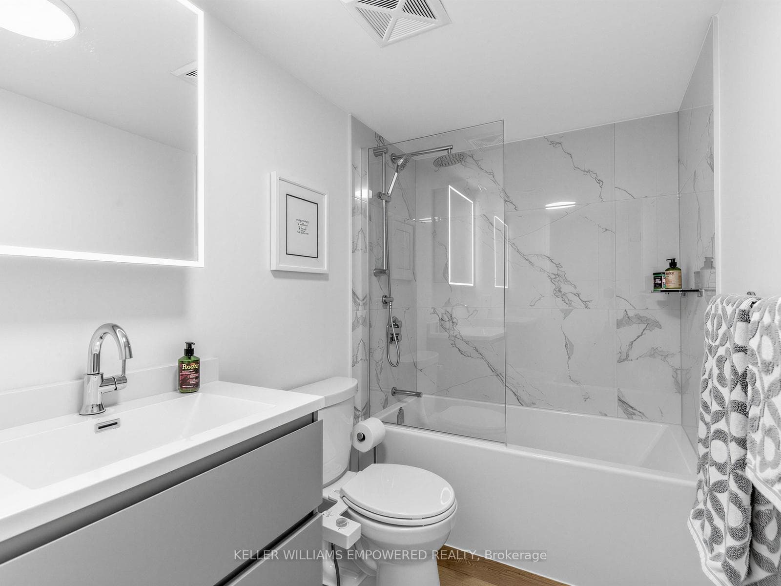Reno'd 4-Piece Ensuite Washroom * Deep Soaker Tub