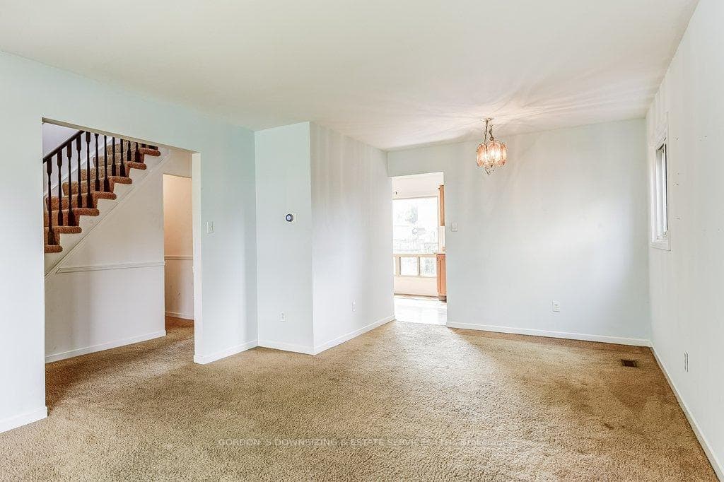 99 Panter Crescent photo 8