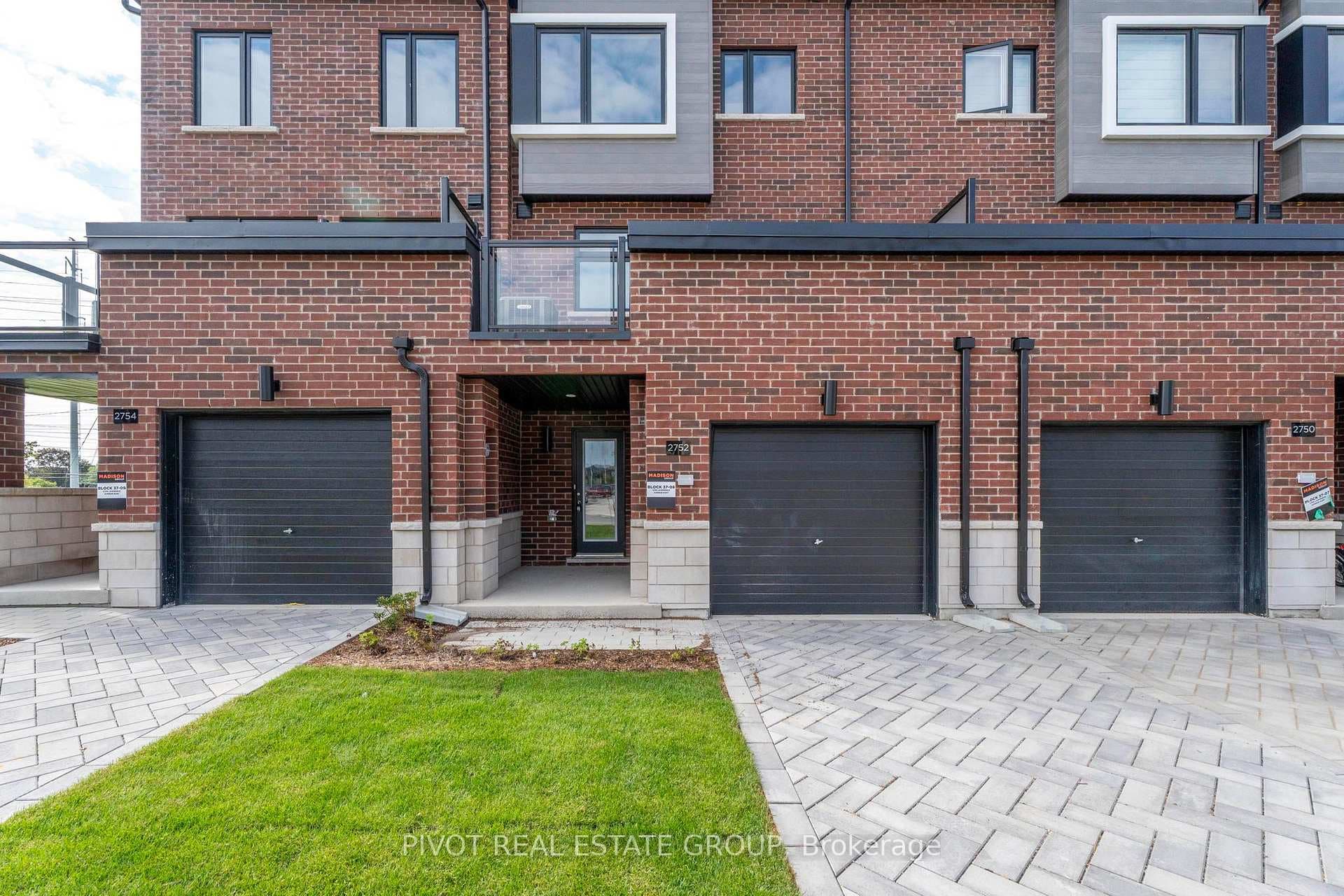 2752 Lawrence Avenue photo 2