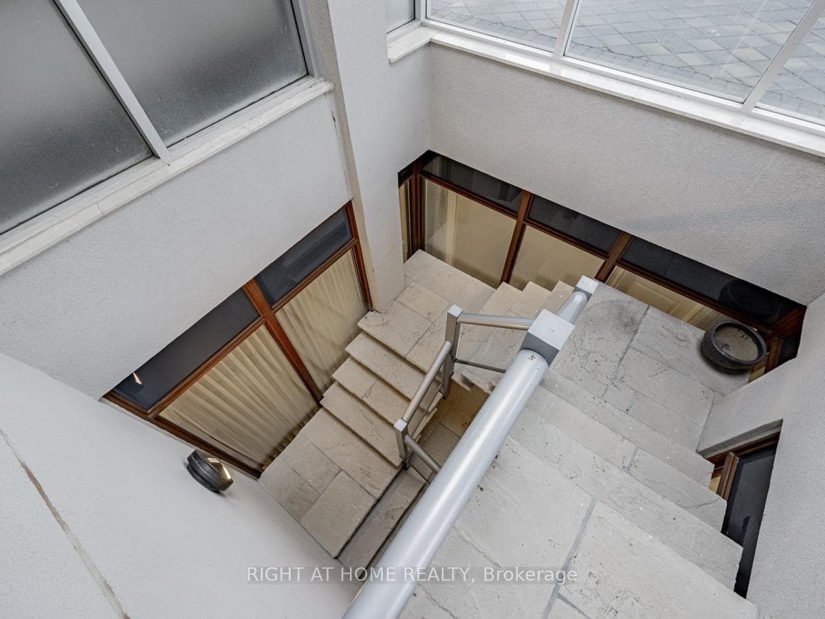 2095 Lake Shore Boulevard Unit PH15 photo 29