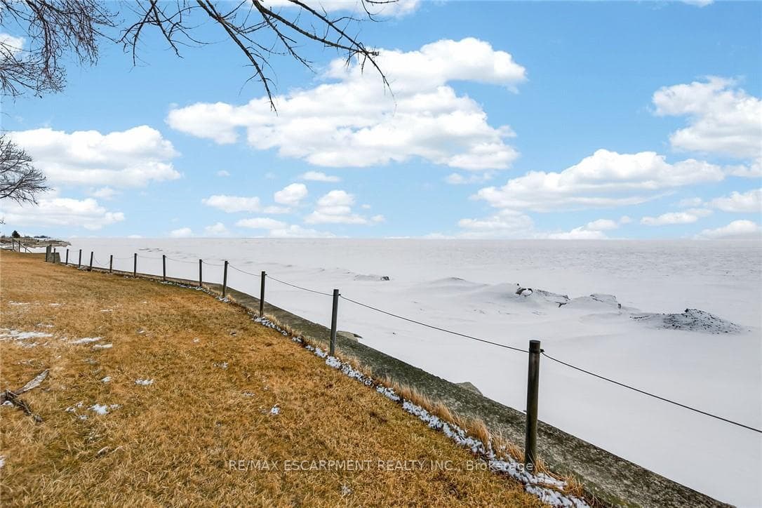 3076 Lakeshore Road photo 4