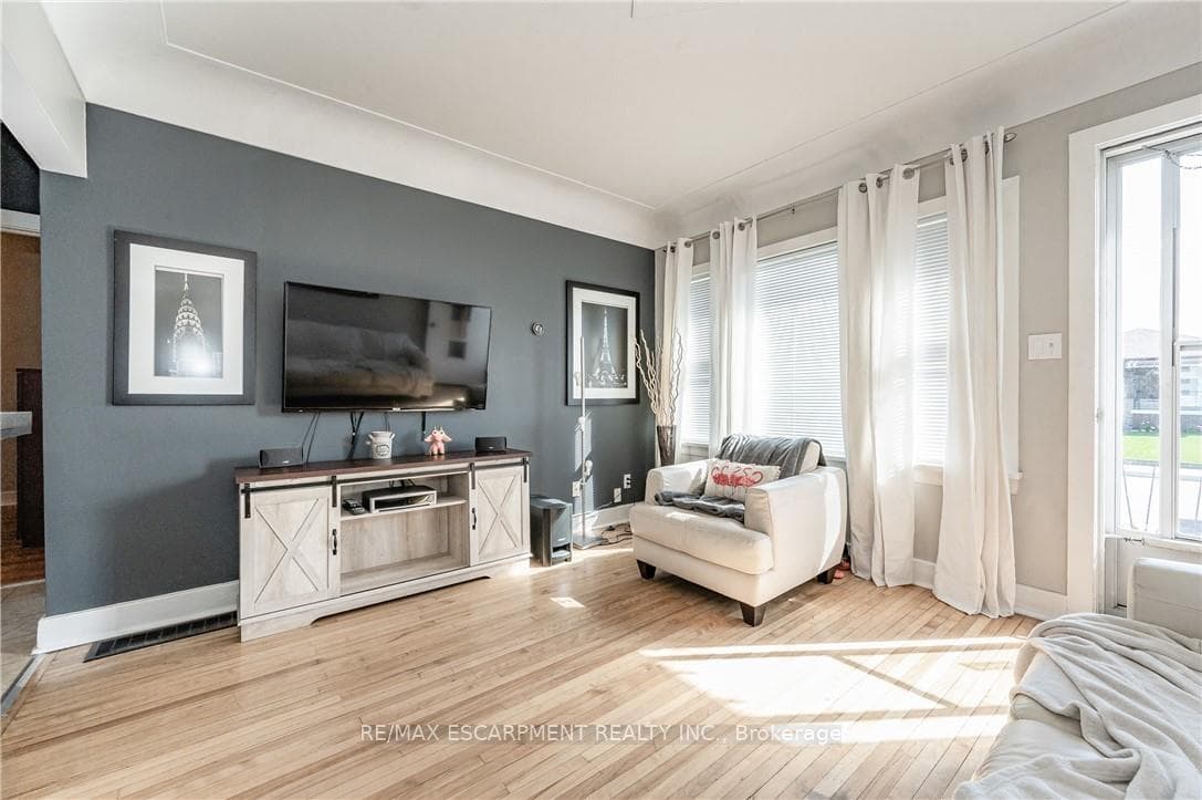 419 Talbot Street photo 6