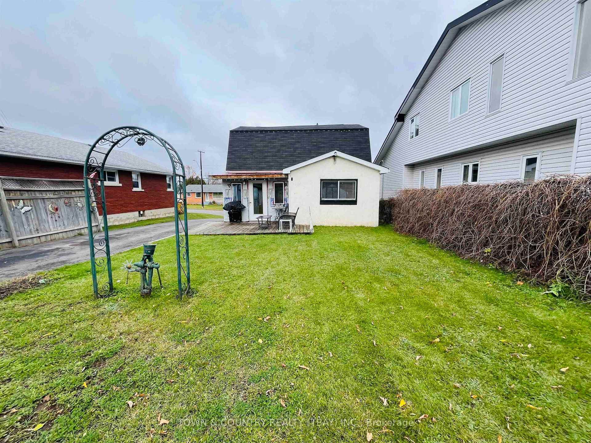 89 Parsons Avenue photo 3