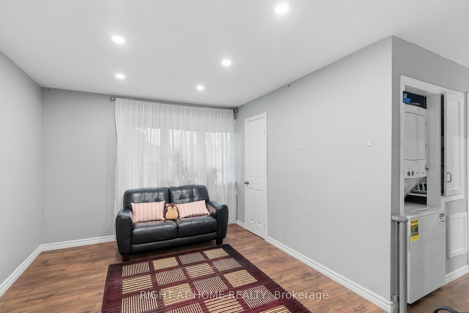 68 Downing Crescent photo 19