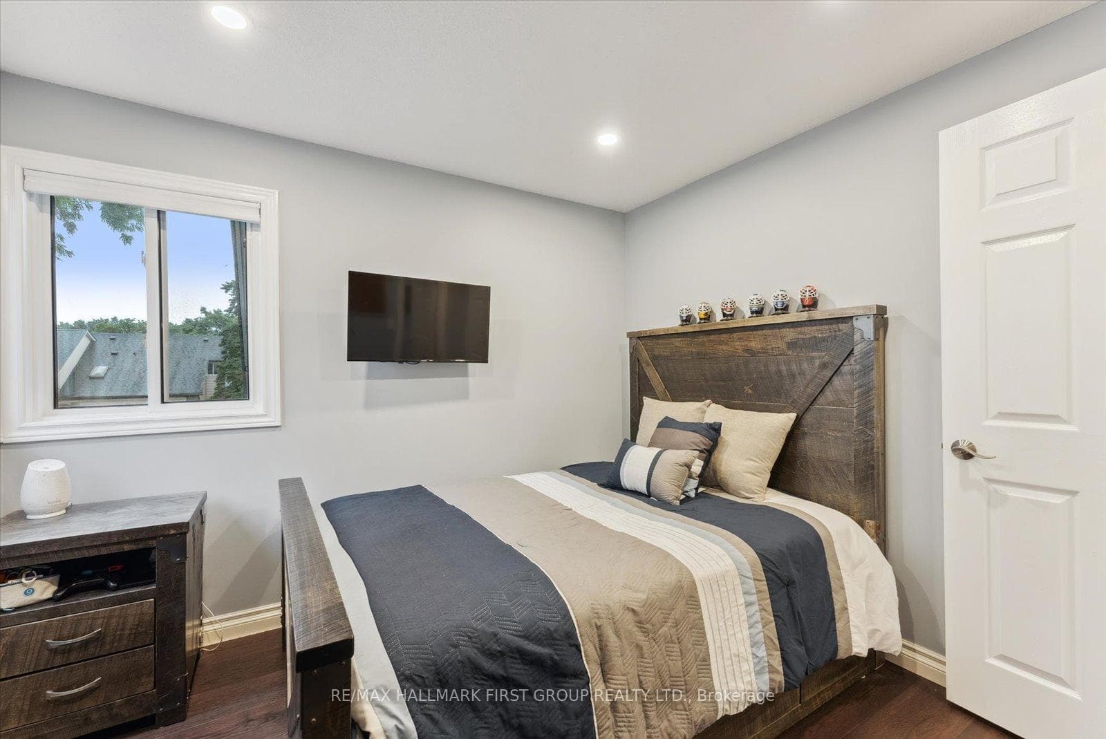 1824 Listowell Crescent photo 23