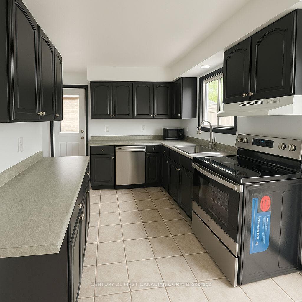 124 ARDSLEY Crescent photo 3