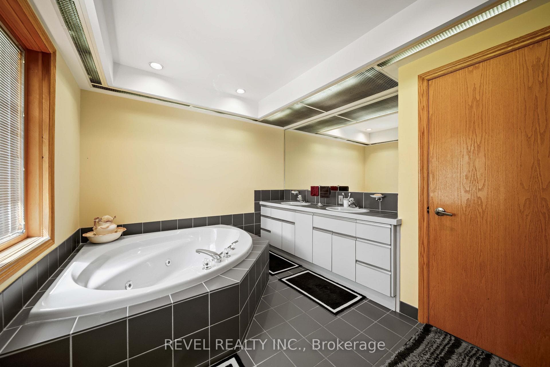 1627 Mardell Street photo 32