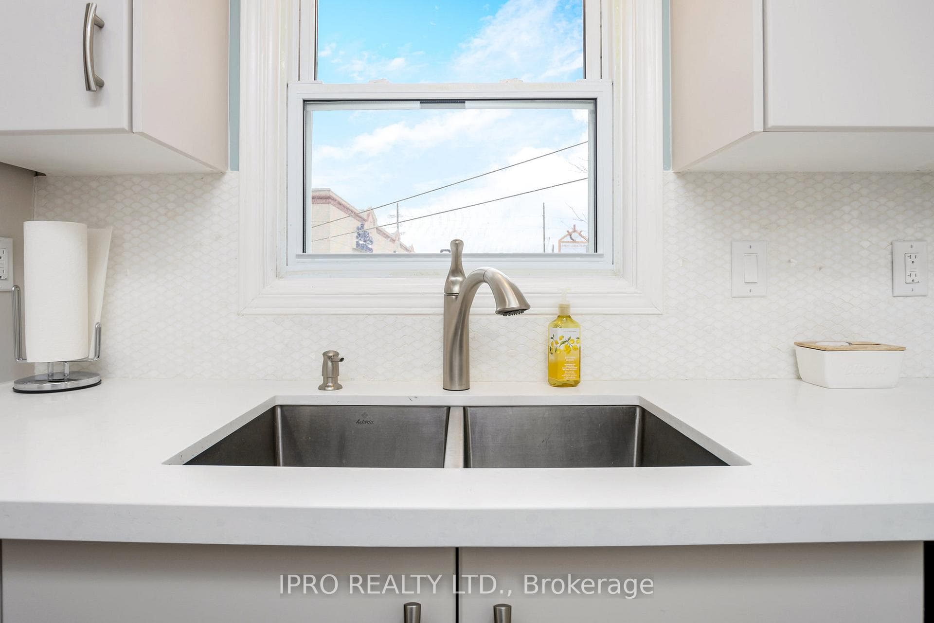 376 Guelph Street photo 13