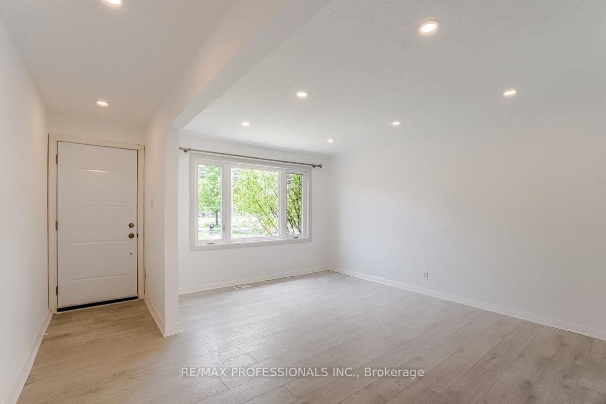 351 Maurice Drive photo 2