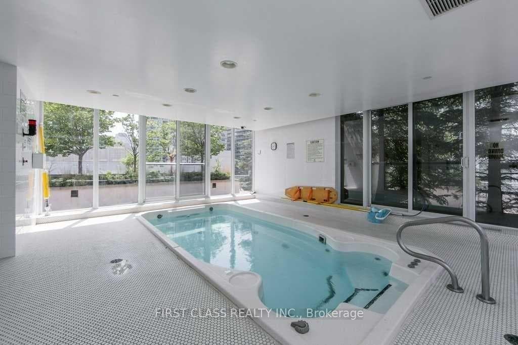 270 Wellington Street Unit 321 photo 18
