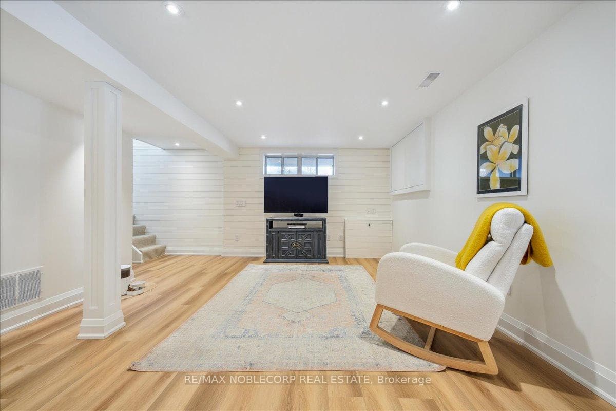 72 Christina Crescent photo 35