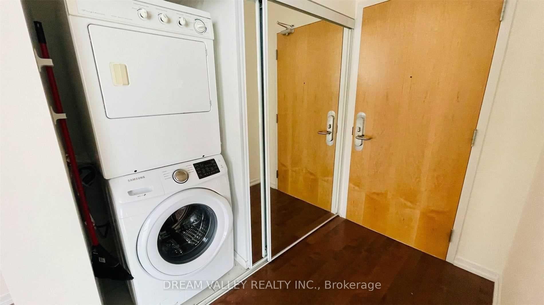 65 Bremner Boulevard Unit 3908 photo 4