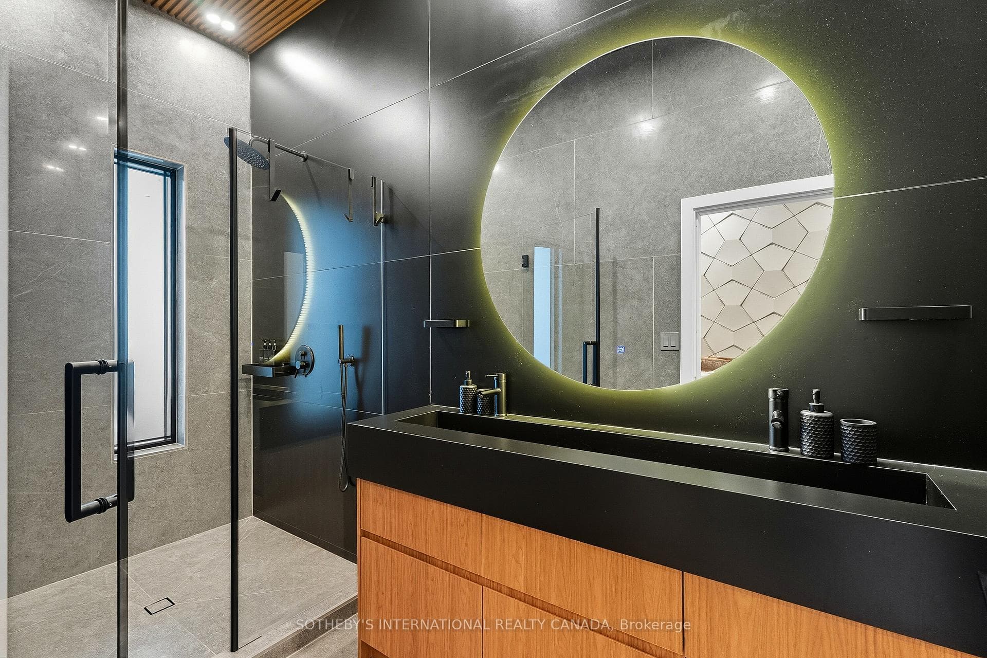 King Bed Ensuite Vanity