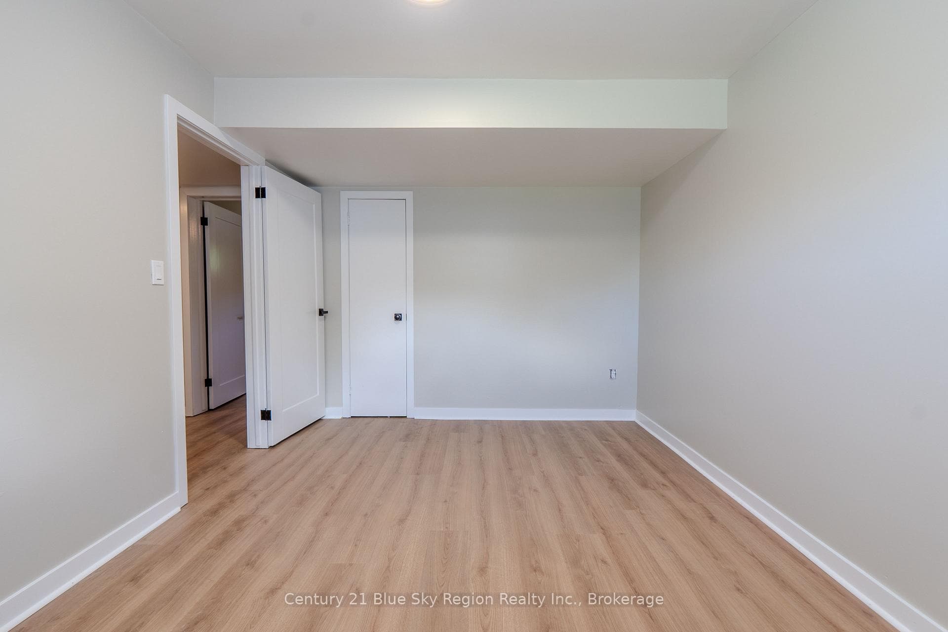 418 Laurier Street photo 40