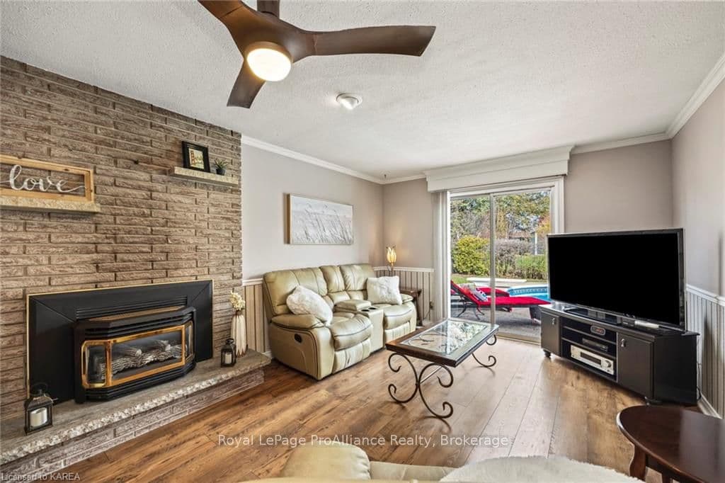 686 HARROW Place photo 12